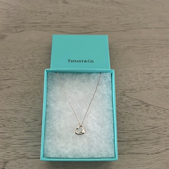 Elsa Peretti®
Open Heart Pendant
in Silver, 11 mm - Picture 4 of 7
